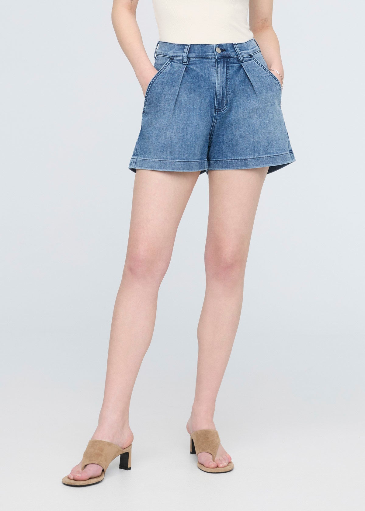 Women's Performance Denim Lite Pleated Short 5 L