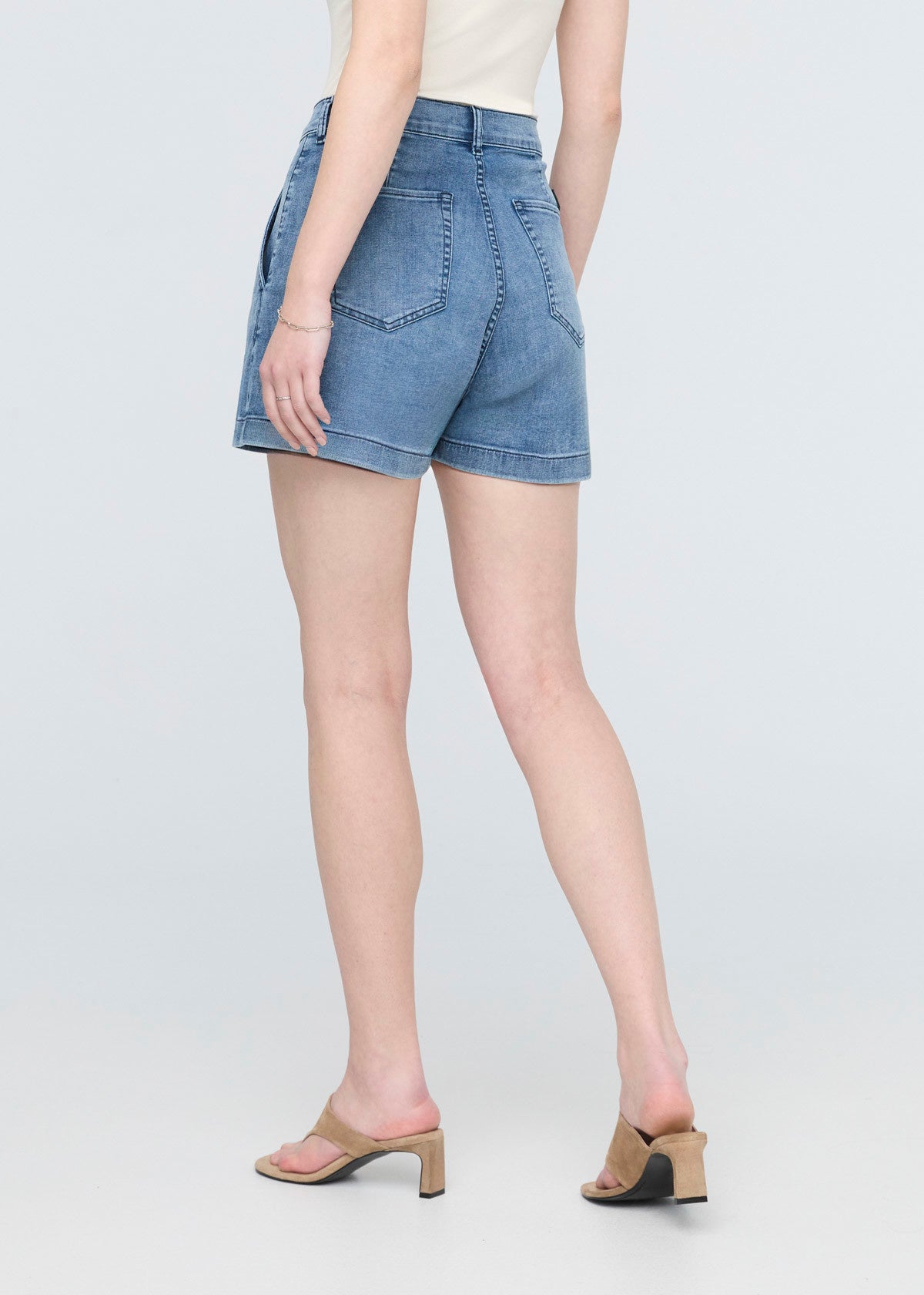 Women's Performance Denim Lite Pleated Short 5 L