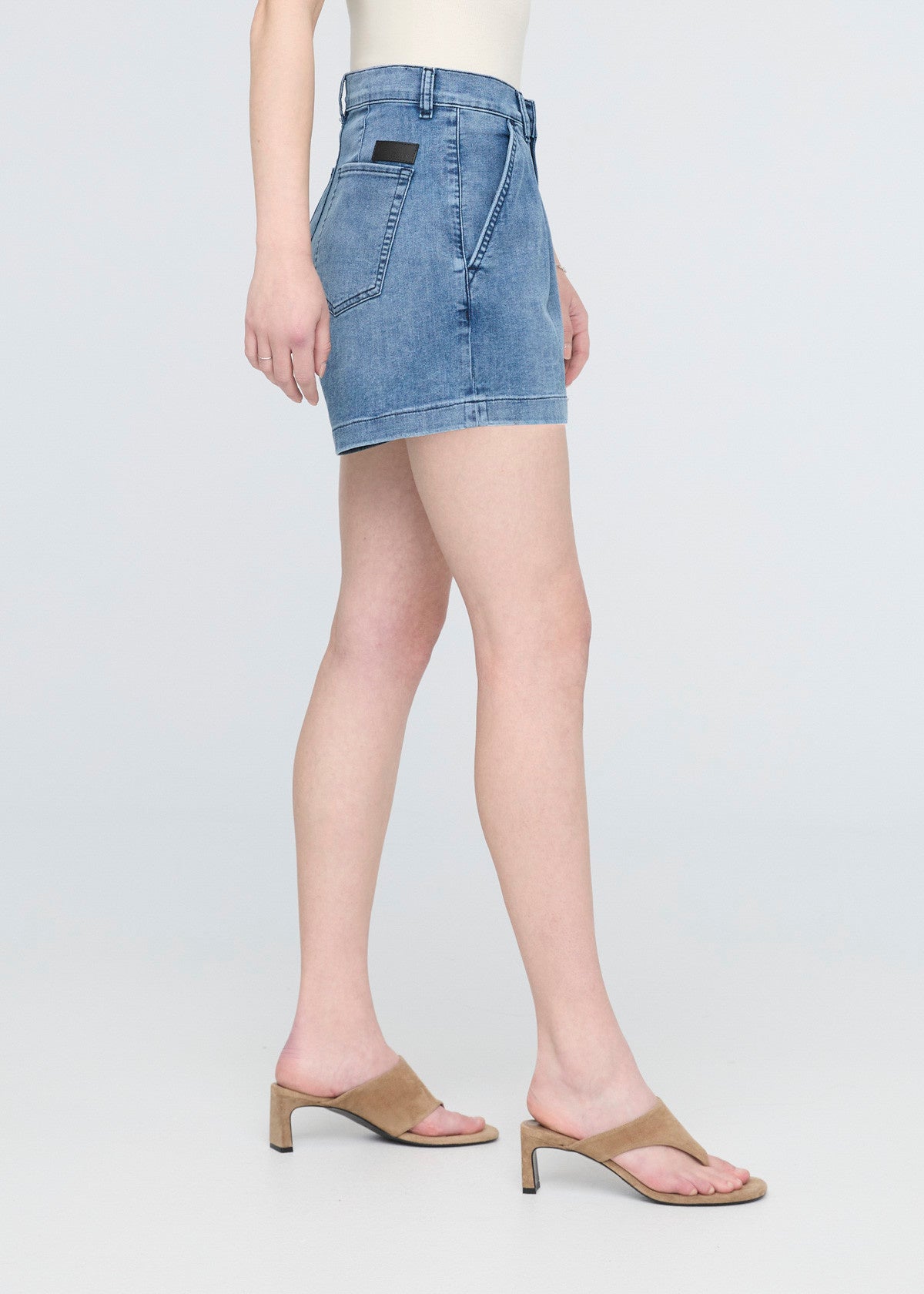 Women's Performance Denim Lite Pleated Short 5 L